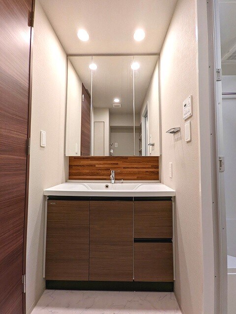 物件内観写真24　(三面鏡付き独立洗面台です)