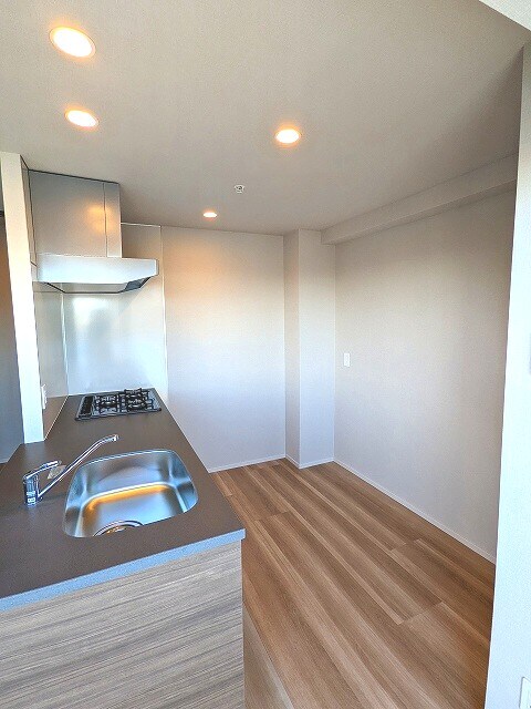 物件内観写真27　(大型の冷蔵庫や食器棚楽々配置できます)