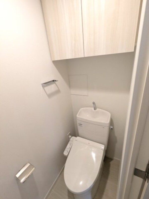 トイレ(洗面室と独立した温水洗浄便座です)