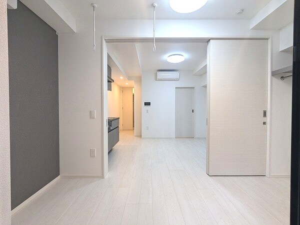建物設備(リビングと洋室にエアコンと照明付きです、洋室にダウンライト付)