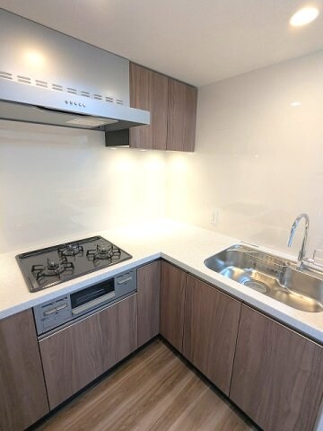 物件内観写真4　(グリル付ガス3口L字システムキッチン、瀟洒でお手入れ楽なガラ)