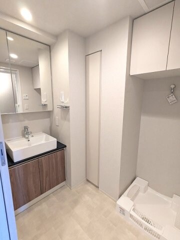 物件内観写真9　(2面鏡付ハンドシャワー付独立洗面台、タオルラックの上にスマホ)