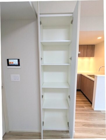 物件内観写真25　(リビングの収納)