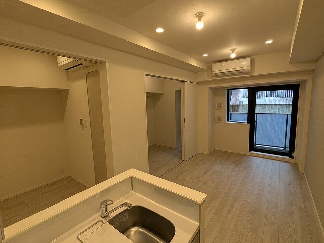 物件内観写真3　(インターネットWi-Fi無料、エアコン3台付)