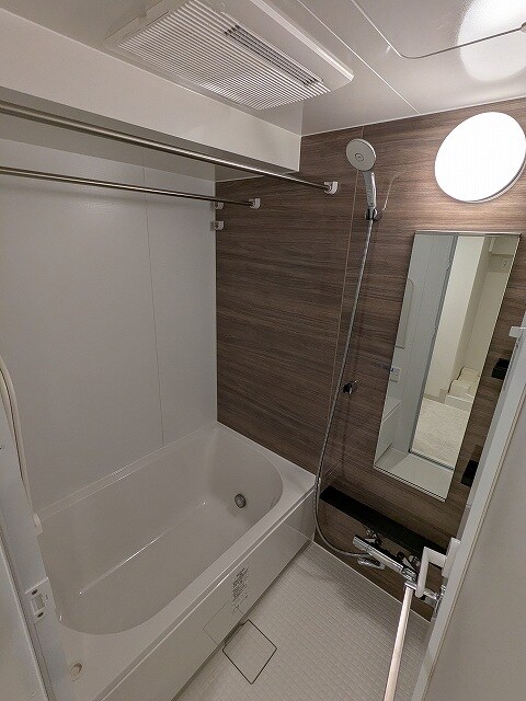 物件内観写真5　(追焚オートバス、浴室換気乾燥機、ワイドシャワーヘッド)