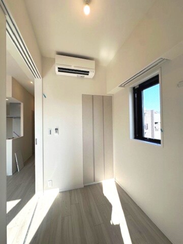 物件内観写真7　(3.5帖洋室、エアコン・クローゼット付)