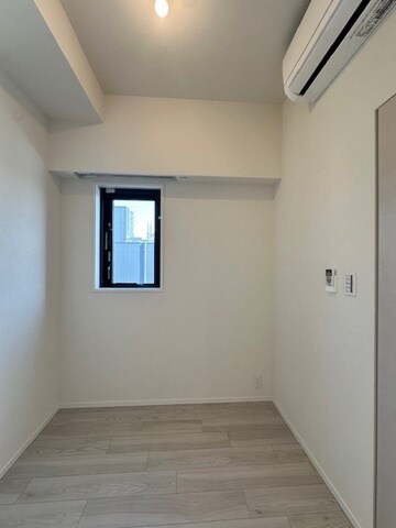 物件内観写真8　(2.4帖洋室、エアコン・クローゼット付)