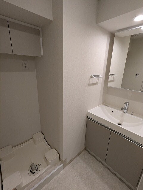 物件内観写真9　(トイレと独立した洗面室、ハンドシャワー付洗面台、洗濯機置場は)