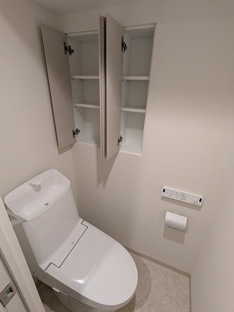 物件内観写真10　(洗面室と独立した温水洗浄便座です)