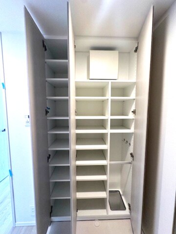 物件内観写真11　(傘入れ付の収納豊富なトールタイプのシューズです)