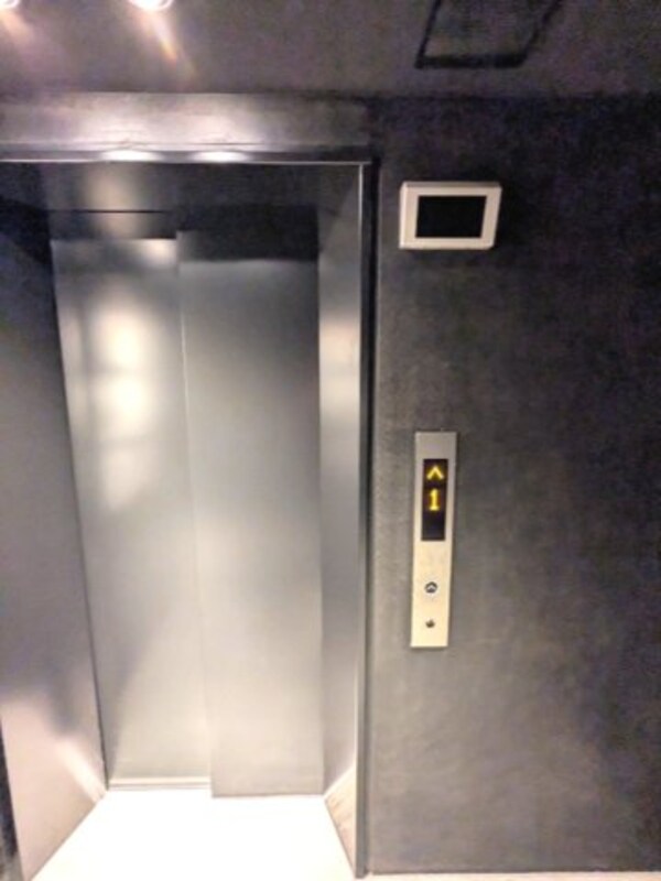 建物設備(防犯モニター付セキュリティエレベーター)