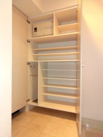 物件内観写真11　(収納豊富なトールタイプのシューズＢＯＸ)