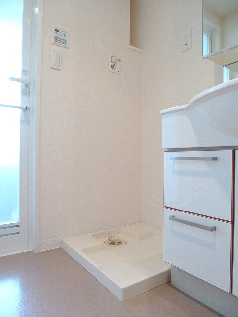 物件内観写真19　(洗面室に洗濯機置場便利です)