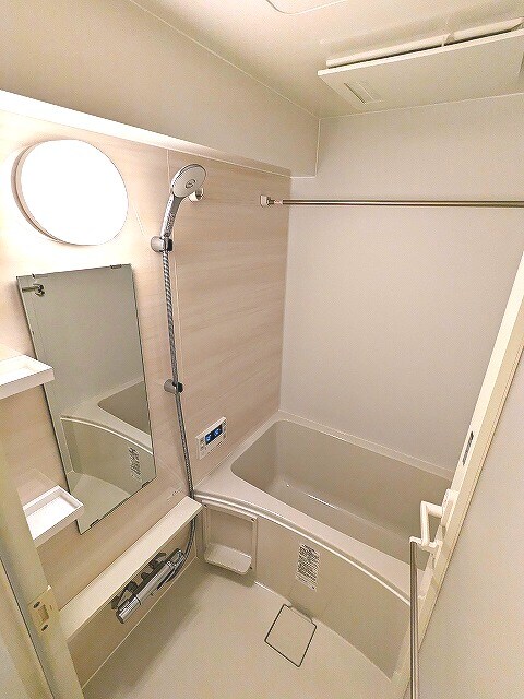 物件内観写真5　(追焚オートバス、浴室換気乾燥機、大きめのシャワーヘッドです)