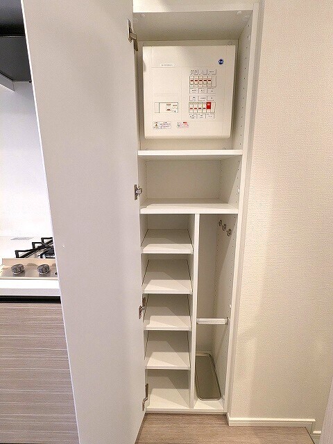 物件内観写真9　(傘入れ付で収納豊富なトールタイプのシューズＢＯＸです)