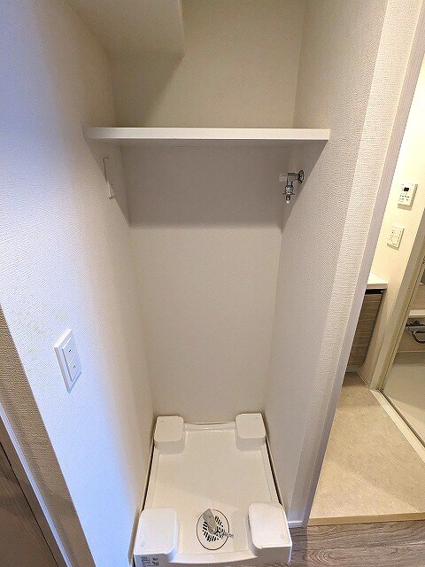 物件内観写真28　(排水口のお手入れしやすく手前中央に排水口を配置し、足高の防水)