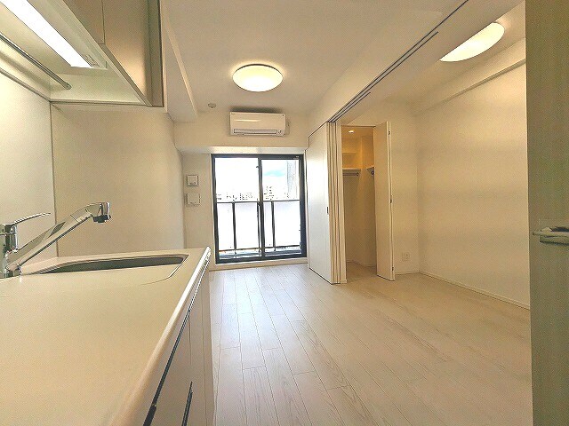 物件内観写真2　(リビングに床暖房、全室照明付き、上階は目の前建物なく開放感あ)