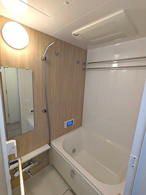 物件内観写真4　(追焚オートバス、浴室換気乾燥機付、浴室TV付です、大きめのシ)