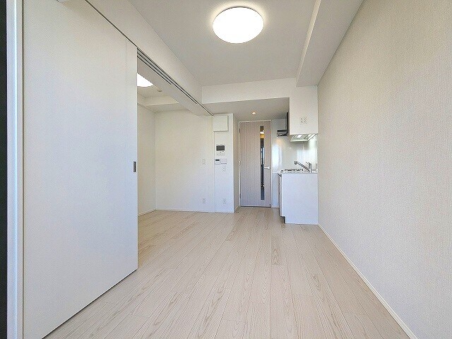 物件内観写真5　(リビングに床暖房、全室照明付き、上階は目の前建物なく開放感あ)