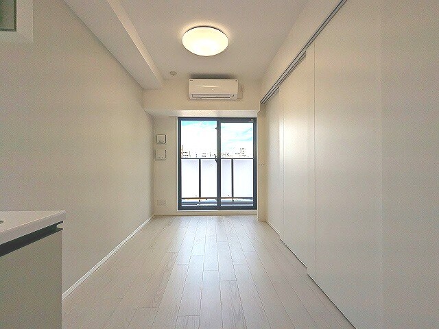 物件内観写真6　(リビングに床暖房、全室照明付き、上階は目の前建物なく開放感あ)