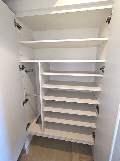 物件内観写真9　(傘入れもある収納豊富なトールタイプのシューズBOX)