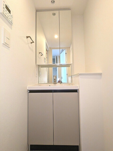 物件内観写真10　(2面鏡付、ハンドシャワー付、トイレと独立した洗面室)