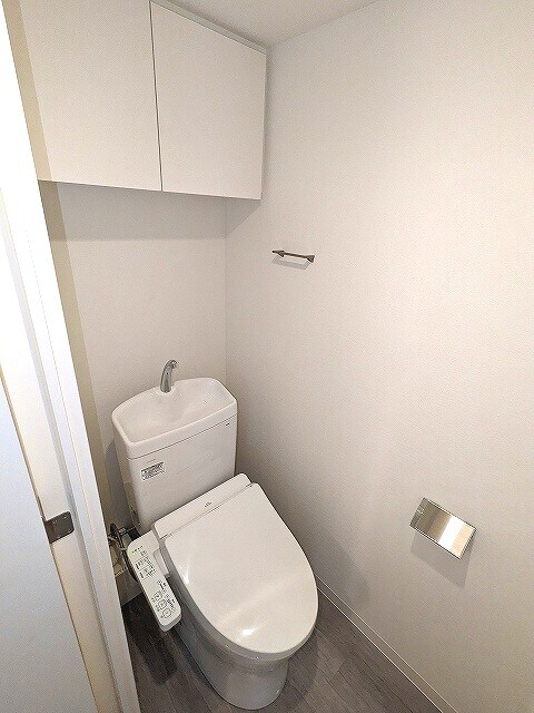 物件内観写真11　(洗面室と独立した温水洗浄便座です)