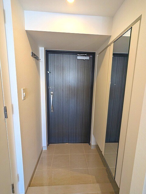 物件内観写真23　(玄関に姿見鏡付、傘入れもある収納豊富なトールタイプのシューズ)