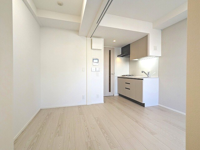 物件内観写真24　(リビングに床暖房、全室照明付き、上階は目の前建物なく開放感あ)