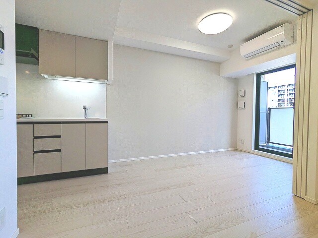 物件内観写真25　(リビングに床暖房、全室照明付き、上階は目の前建物なく開放感あ)