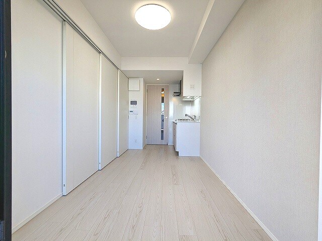 物件内観写真26　(リビングに床暖房、全室照明付き、上階は目の前建物なく開放感あ)