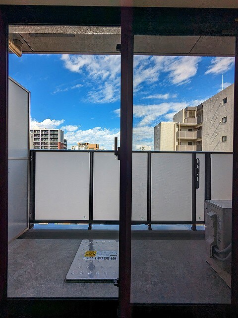 物件内観写真27　(上階は目の前建物なく開放感あるバルコニーからスカイツリー見え)