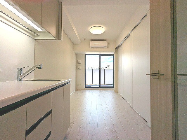 物件内観写真29　(リビングに床暖房、全室照明付き、上階は目の前建物なく開放感あ)