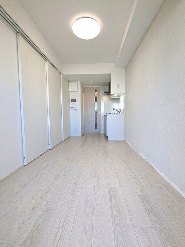 建物設備(反転タイプ、リビングに床暖房、全室照明付き、上階は目の前建物)