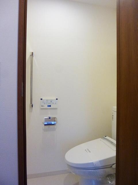 物件内観写真8　(コンフォリア浅草橋の温水洗浄便座です)