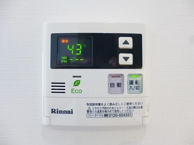 物件内観写真18　(コンフォリア浅草橋のキッチンからも追焚できるオートバスです)