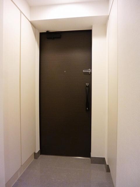 物件内観写真24　(コンフォリア浅草橋の玄関には両側に収納付きです)