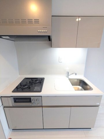 物件内観写真5　(ガス2口システムキッチン、料理しやすいシンクカバー付きです)