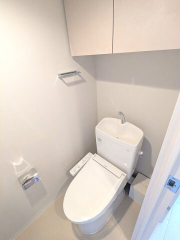 物件内観写真11　(温水洗浄便座、ペーパーホルダーの上にスマホストレージ付きです)