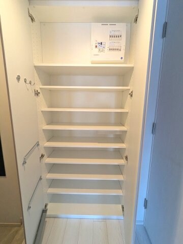 物件内観写真13　(収納豊富なトールタイプのシューズBOX、傘ストック付です)