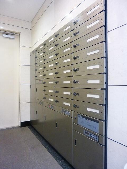 物件外観写真2　(宅配ＢＯＸです)