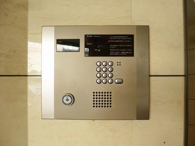 物件外観写真3　(ＴＶモニター付オートロックです)
