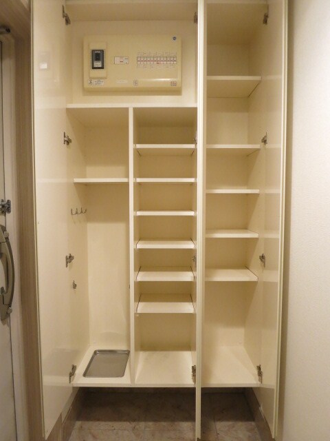 物件内観写真11　(収納豊富なトールタイプのシューズＢＯＸです)