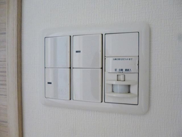 物件内観写真18　(人感センサー付玄関ライトです)