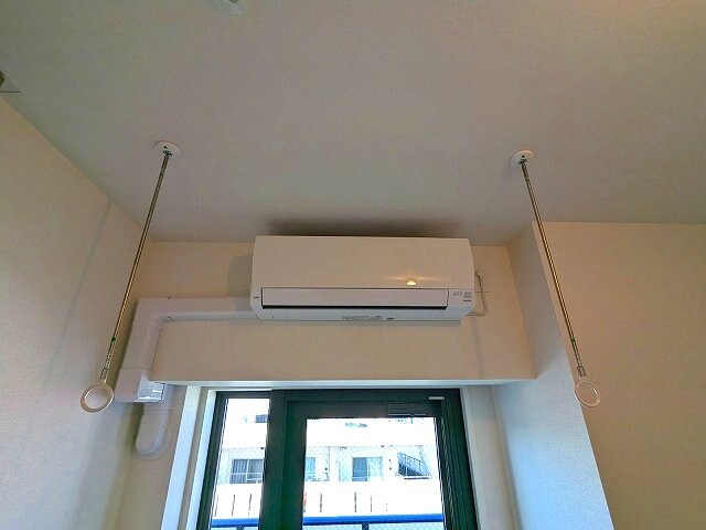 物件内観写真28　(5.1帖洋室の取り外し可能な室内物干し設備です)