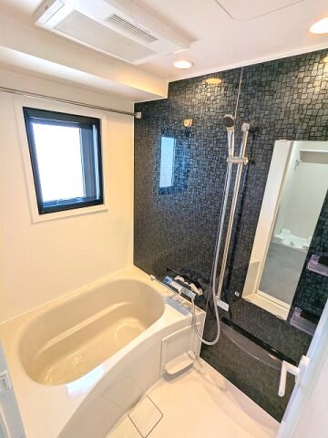 物件内観写真6　(窓付、浴室換気乾燥機、自動お湯張機能付き)