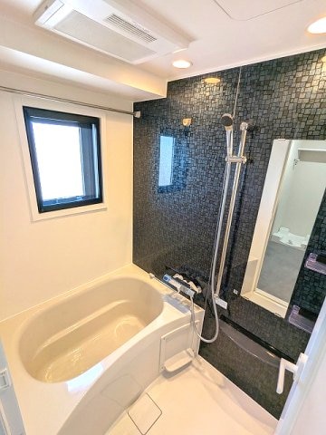 浴室(窓付、浴室換気乾燥機、自動お湯張機能付き)