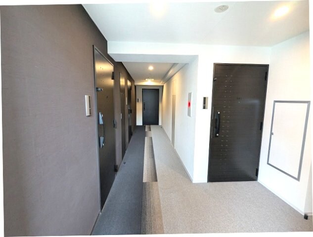 建物設備(瀟洒で足音を吸収し滑りにくいカーペット敷の内廊下設計です)