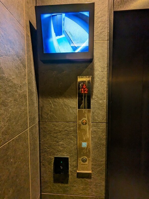 建物設備(エレベーターはタッチキーがないと作動しないセキュリティエレベ)