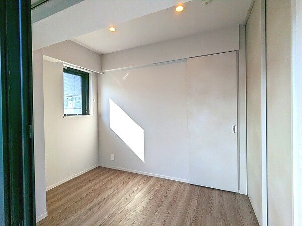 建物設備(4.2帖洋室です。室内ダウンライト付きです、2Fには出窓あり)
